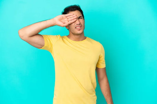 Homem Bonito Caucasiano Sobre Fundo Azul Isolado Com Expressão Cansada — Fotografia de Stock