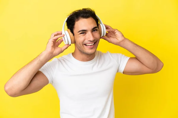 Kaukasische Knappe Man Geïsoleerde Gele Achtergrond Luisteren Muziek — Stockfoto