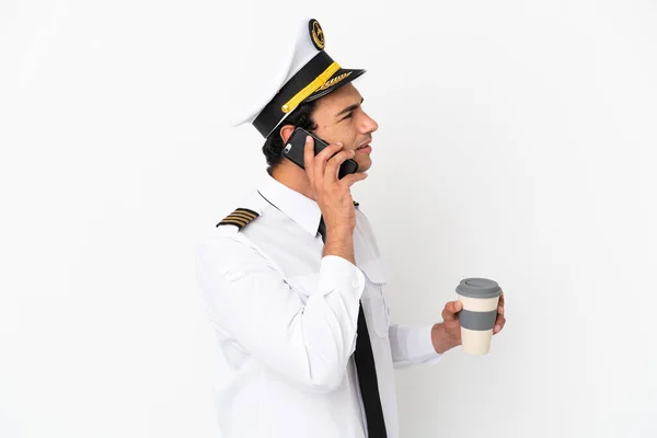 Pilot Samolotu Nad Odizolowanym Białym Tle Trzymając Kawę Zabrania Mobilny — Zdjęcie stockowe