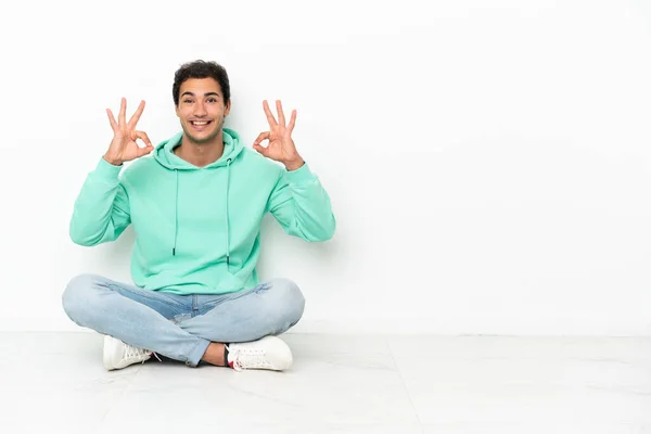 Caucasian Handsome Man Sitting Floor Showing Sign Fingers — Stok fotoğraf