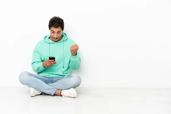 Caucasian Handsome Man Sitting Floor Surprised Sending Message — Stock Photo, Image