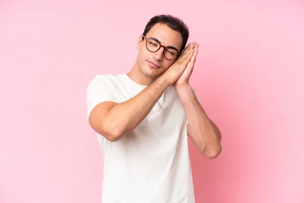 Young Caucasian Man Isolated Pink Background Making Sleep Gesture Dorable — Stok fotoğraf