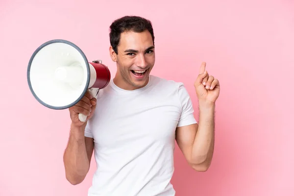 Junger Kaukasischer Mann Isoliert Auf Rosa Hintergrund Schreit Durch Ein — Stockfoto