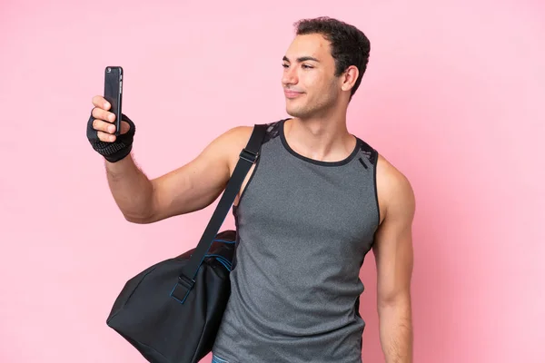 Νεαρός Αθλητής Καυκάσιος Άνδρας Αθλητική Τσάντα Απομονωμένη Ροζ Φόντο Κάνοντας — Φωτογραφία Αρχείου