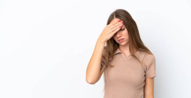 Litvanyalı genç bir kadın beyaz arka planda baş ağrısı ile izole edilmiş.