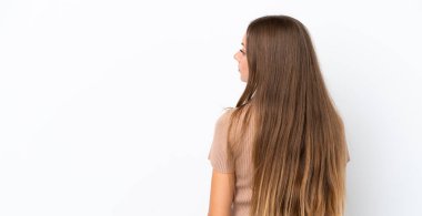 Genç Litvanyalı kadın beyaz arka planda izole edilmiş, arka planda ve yan tarafa bakıyor.