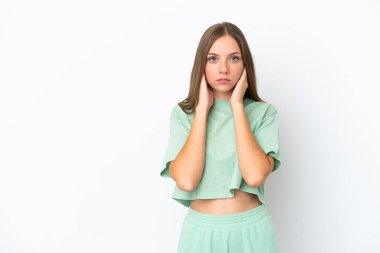 Beyaz arka planda izole edilmiş genç Litvanyalı kadın hayal kırıklığına uğramış ve kulaklarını kapatmış.