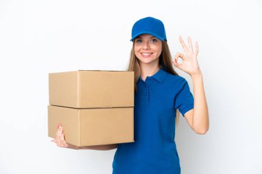 Litvanyalı kadın beyaz arka planda izole edilmiş. Parmaklarıyla tamam işareti gösteriyor.