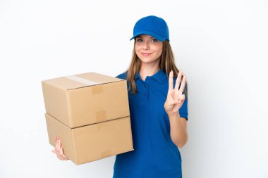 Litvanyalı kadın beyaz arka planda izole edilmiş mutlu ve parmaklarıyla üçe kadar sayıyor.