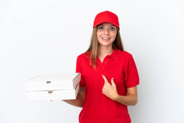 Litvanyalı bir kadın beyaz arka planda izole edilmiş ve yüzünde sürpriz bir ifade var.