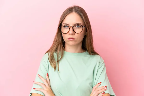 Junge Litauerin Isoliert Auf Rosa Hintergrund Mit Brille Und Verschränkten — Stockfoto