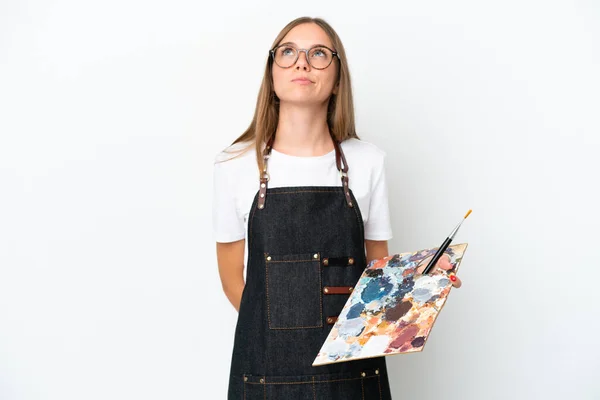 Młody Artysta Litewski Kobieta Trzyma Paletę Odizolowanych Białym Tle Patrząc — Zdjęcie stockowe