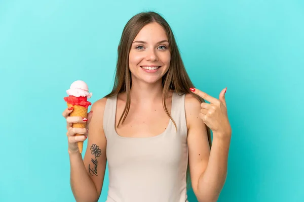 Молодая Литовская Женщина Мороженым Корнета Синем Фоне Показывая Большой Палец — стоковое фото