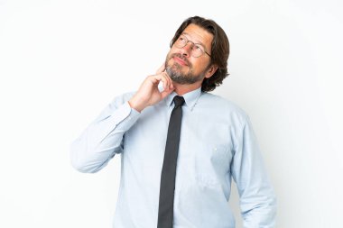 Üst düzey Hollandalı iş adamı, beyaz arka planda izole edilmiş, araştırırken bir fikir düşünüyor.