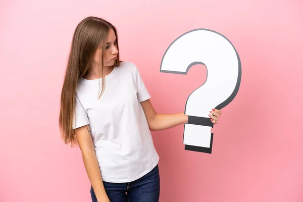 Young Lithuanian Woman Isolated Pink Background Holding Question Mark Icon — Stock Photo, Image