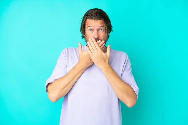 シニアオランダ人男隔離上の青い背景カバー口とともに手 — ストック写真