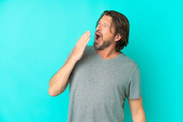 Senior Dutch Man Isolated Blue Background Yawning Covering Wide Open — Stockfoto