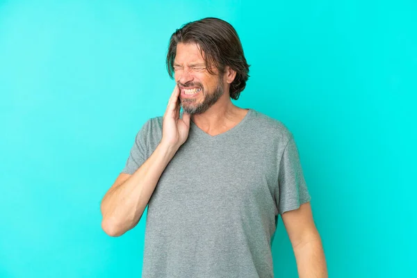 歯痛と青の背景に隔離されたシニアオランダ人男性 — ストック写真