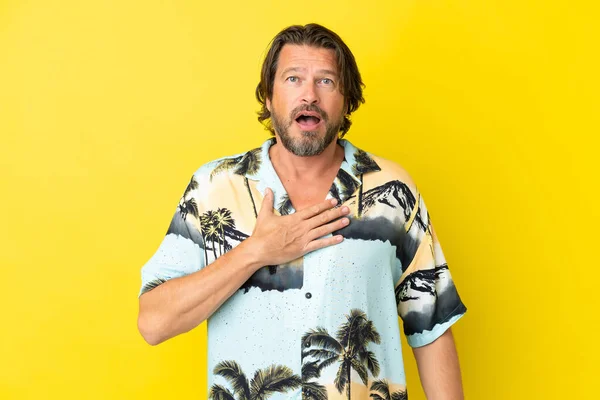 Senior Dutch Man Isolated Yellow Background Surprised Shocked While Looking — Foto Stock