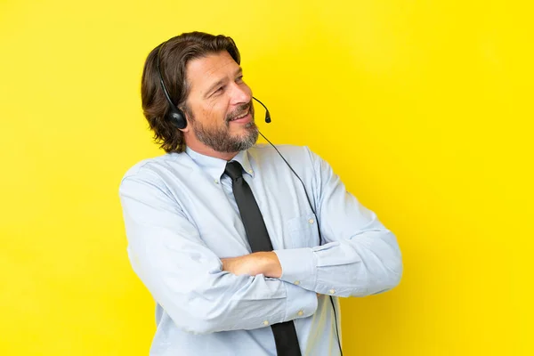 Telemarketer Holenderski Człowiek Pracuje Słuchawki Izolowane Żółtym Tle Szczęśliwy Uśmiechnięty — Zdjęcie stockowe