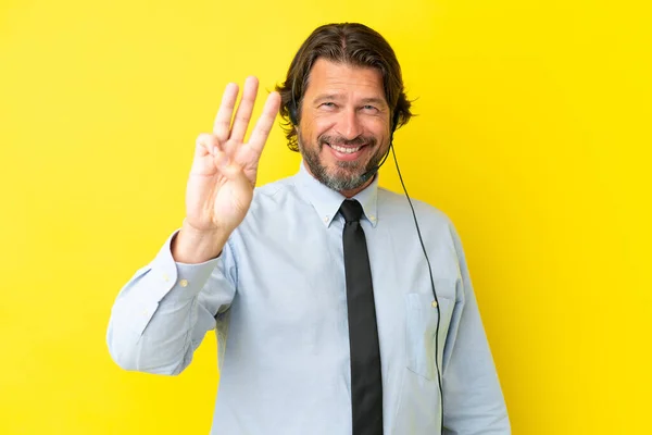 Telemarketer Holenderski Człowiek Pracuje Zestawu Słuchawkowego Izolowane Żółtym Tle Szczęśliwy — Zdjęcie stockowe