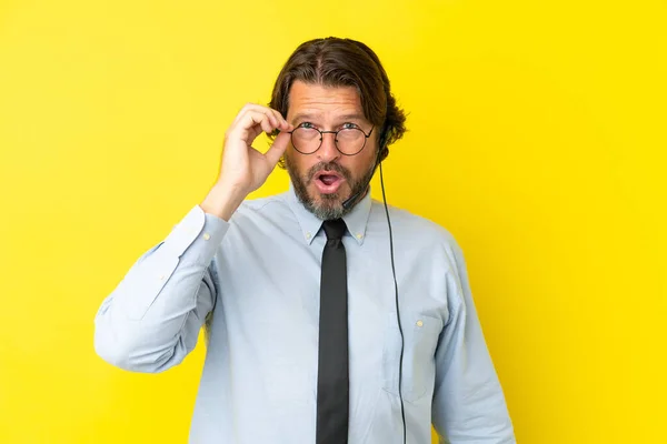 Telemarketer Nederlandse Man Werkt Met Een Headset Geïsoleerd Gele Achtergrond — Stockfoto