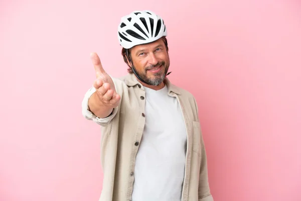 Homem Holandês Sênior Com Capacete Bicicleta Isolado Fundo Rosa Apertando — Fotografia de Stock
