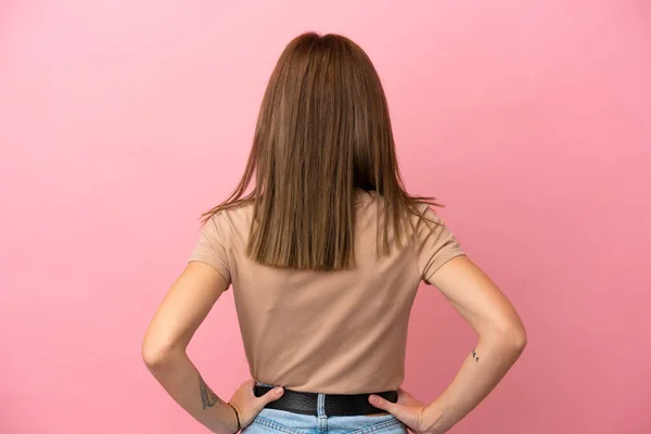 Молодая Английская Женщина Изолирована Розовом Фоне Задней Позиции — стоковое фото