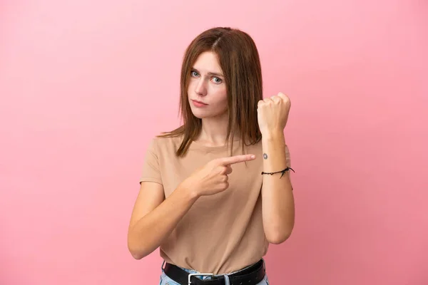 Jonge Engelse Vrouw Geïsoleerd Roze Achtergrond Het Maken Van Het — Stockfoto
