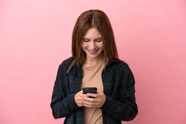 Молодая Англичанка Изолирована Розовом Фоне Отправляя Сообщение Мобильного Телефона — стоковое фото