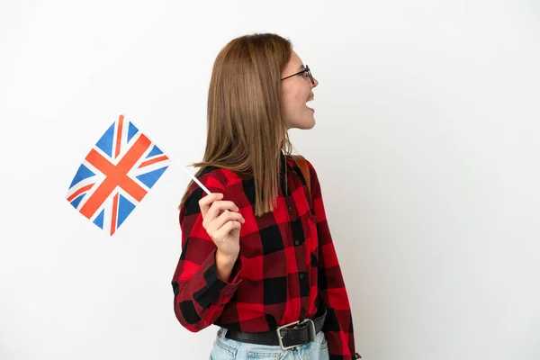 Mladá Žena Drží Vlajku Spojeného Království Izolované Modrém Pozadí Smíchem — Stock fotografie