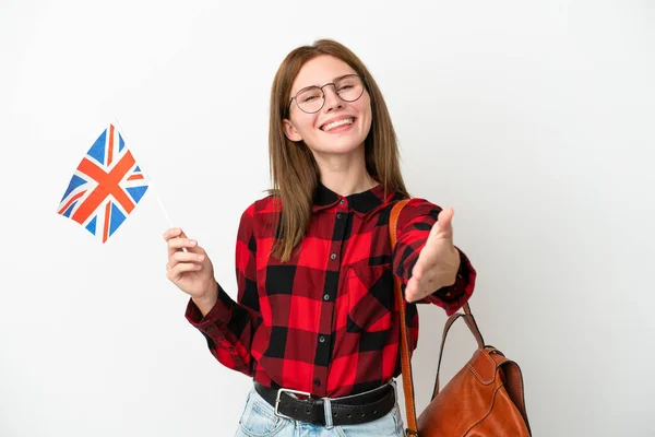 Mladá Žena Drží Vlajku Spojeného Království Izolované Modrém Pozadí Třesoucí — Stock fotografie
