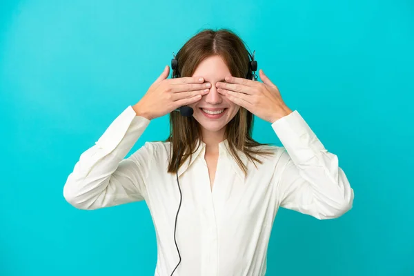 Telemarketer Angielska Kobieta Pracuje Słuchawki Izolowane Niebieskim Tle Obejmujące Oczy — Zdjęcie stockowe