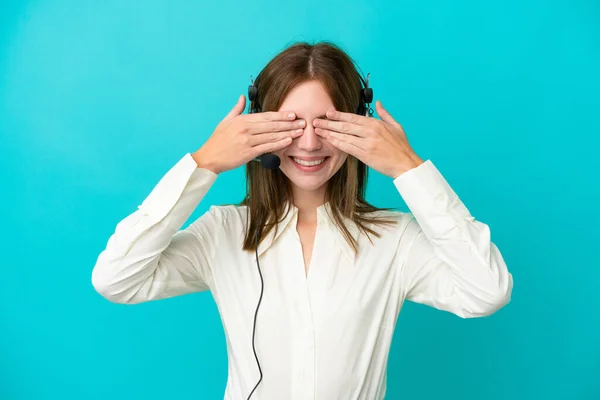 Telemarketer Anglická Žena Pracující Sluchátky Izolované Modrém Pozadí Zakrývající Oči — Stock fotografie