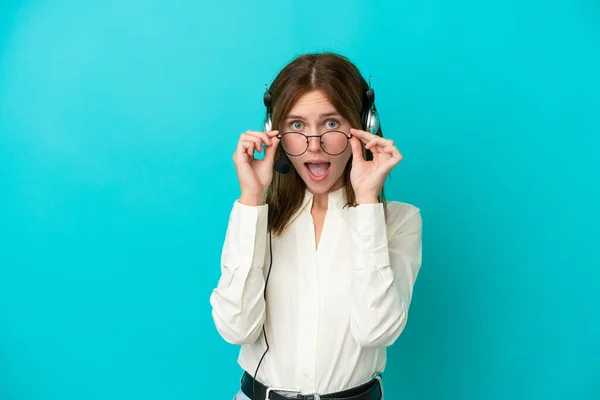 Tele Pazarlamacı Ngiliz Kadın Mavi Arka Planda Gözlüklü Şaşırmış Bir — Stok fotoğraf