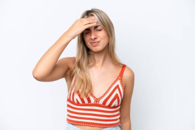 Beyaz arka planda başağrısı olan beyaz tenli genç bir kadın.