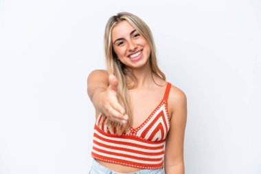 Beyaz arka planda izole edilmiş genç beyaz kadın iyi bir anlaşma için el sıkışıyor.