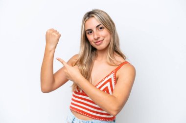 Beyaz arka planda izole genç beyaz kadın geç kalma jesti yapıyor