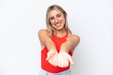 Beyaz arka planda izole edilmiş genç beyaz kadın bir ilan vermek için avucunun içinde hayali bir fotokopi makinesi tutuyor.