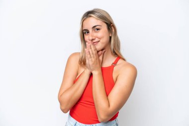 Beyaz arka planda izole edilmiş genç beyaz kadın avuç içlerini bir arada tutuyor. İnsan bir şey ister.