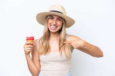 Kornet dondurması olan beyaz arka planda yüzü şaşırmış genç beyaz bir kadın.
