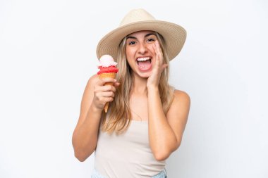 Beyaz arka planda izole edilmiş kornet dondurmalı beyaz kadın ağzı açık bağırıyor.