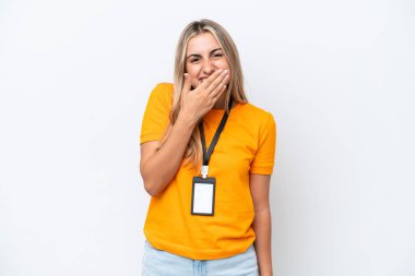 Beyaz arka planda izole edilmiş beyaz kimliği olan genç beyaz kadın mutlu ve ağzı kapalı gülümsüyor.