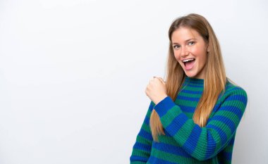 Beyaz arka planda izole edilmiş beyaz bir kadın zaferi kutluyor.