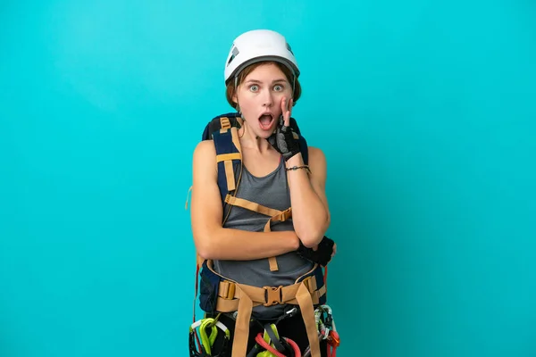 Joven Escaladora Inglesa Aislada Sobre Fondo Azul Sorprendida Sorprendida Mientras —  Fotos de Stock