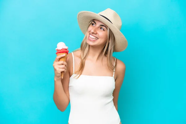 Jonge Kaukasische Vrouw Badpak Met Een Cornet Ijs Geïsoleerd Blauwe — Stockfoto