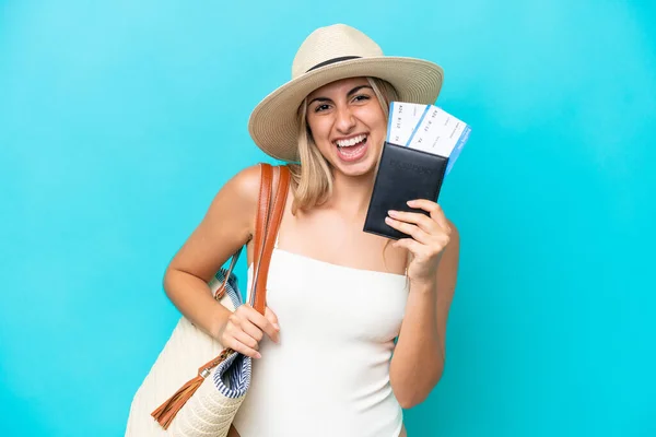 Jonge Blanke Vrouw Badpak Met Een Paspoort Geïsoleerd Blauwe Achtergrond — Stockfoto