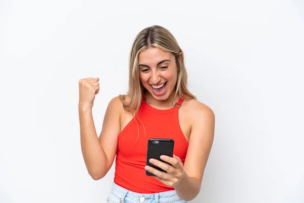 Jovem Caucasiana Isolada Fundo Branco Surpreendida Enviando Uma Mensagem — Fotografia de Stock