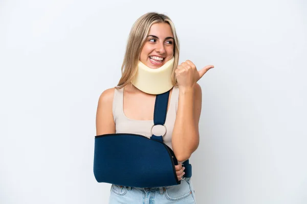 Woman Broken Arm Wearing Sling Isolated White Background Pointing Side —  Fotos de Stock