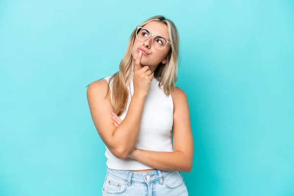 Mulher Caucasiana Jovem Isolado Fundo Azul Com Dúvidas Olhar Para — Fotografia de Stock